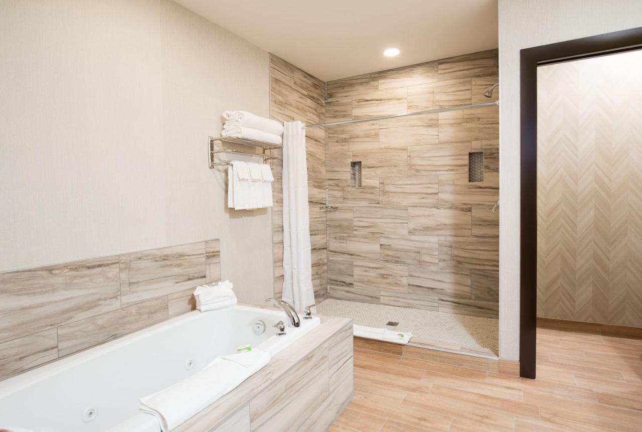 Pomeroy Inn & Suites Принс Джордж Екстериор снимка