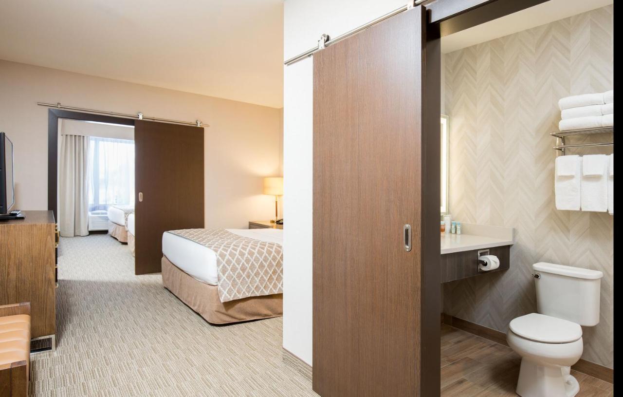 Pomeroy Inn & Suites Принс Джордж Екстериор снимка