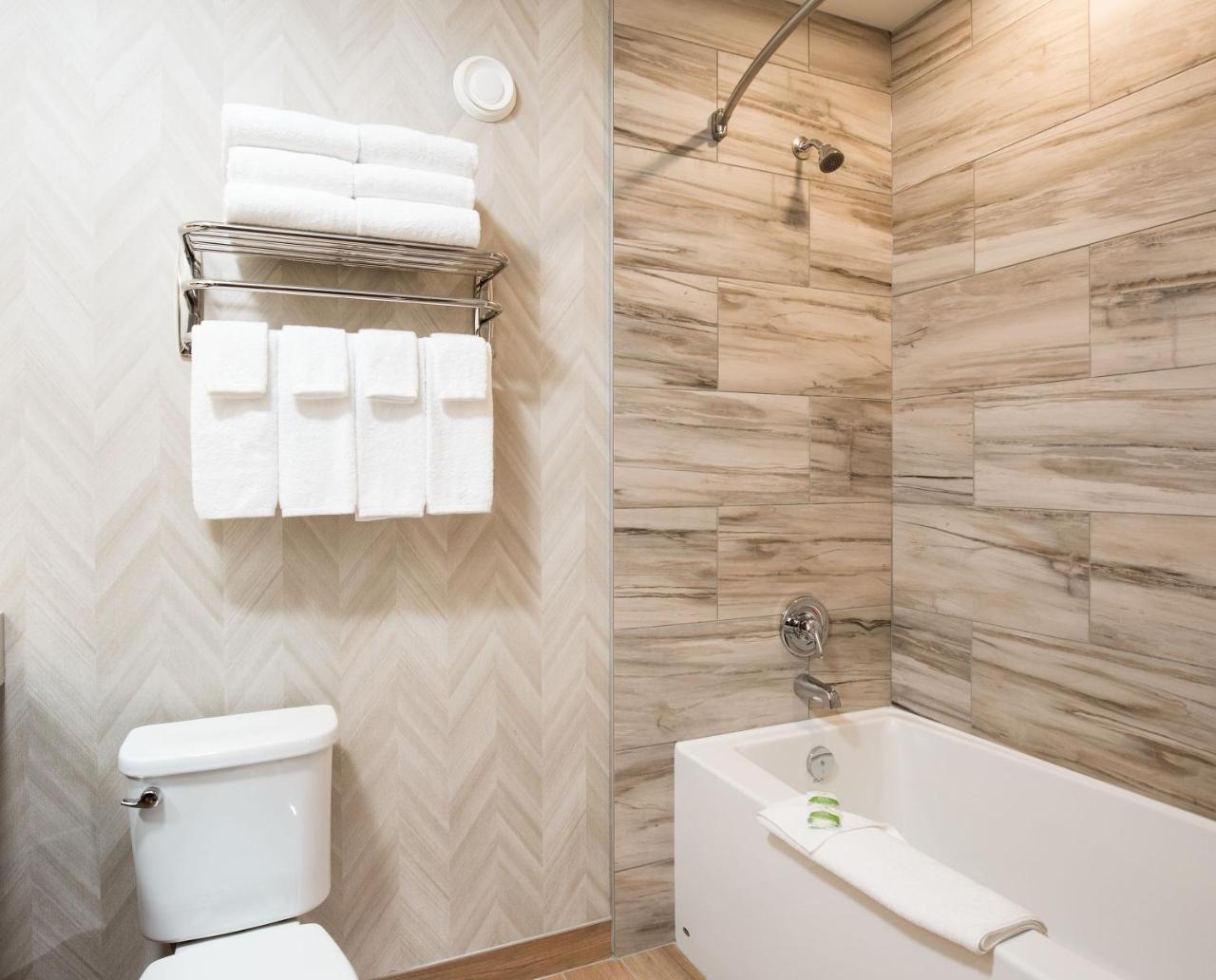 Pomeroy Inn & Suites Принс Джордж Екстериор снимка